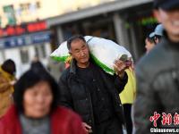 春运临近 车站迎来学生民工返乡客流
