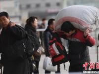 春运临近 车站迎来学生民工返乡客流