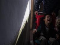 母亲弃脑瘫女儿出走 爸爸倾家荡产让她说话