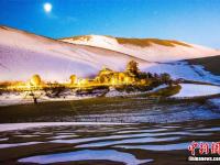  甘肃敦煌大漠夜色雪景斑斓