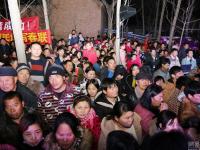 河南一农村自编自导“春晚” 上万人观看