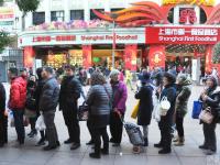 老字号年夜饭半成品热销 市民排长龙等候