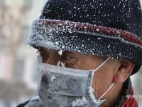 60岁老人零下38度扫马路 眼睛冻上冰渣