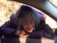 8旬母亲送别回城儿子 温情眼神打动网友
