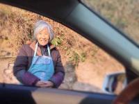 8旬母亲送别回城儿子 温情眼神打动网友