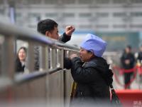 合肥火车站送别一幕幕 场面让人心碎