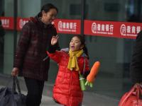 合肥火车站送别一幕幕 场面让人心碎
