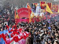 甘肃庄浪社火巡游闹元宵 吸引20多万民众