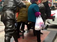 【曝光台】天桥下5分钟58人横穿马路