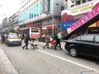 【曝光台】天桥下5分钟58人横穿马路