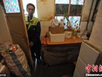 保洁员30年捐十六万助学款 租房过日子