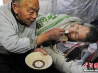 古稀老人照顾病妻26年不离不弃