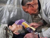 古稀老人照顾病妻26年不离不弃