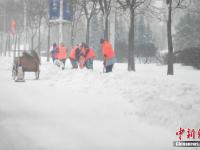 辽宁迎今年以来最强降雪 铲车出动清雪