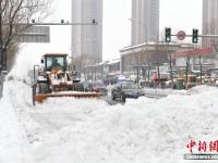辽宁迎今年以来最强降雪 铲车出动清雪