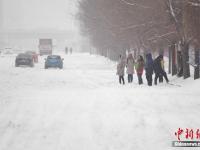 辽宁迎今年以来最强降雪 铲车出动清雪