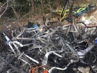四川共享单车被丢弃树林 遭放火焚烧
