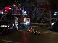 四川共享单车被丢弃树林 遭放火焚烧