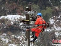 冰雪袭闽北致上万户停电 工人10小时恢复