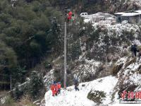 冰雪袭闽北致上万户停电 工人10小时恢复