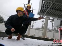 冰雪袭闽北致上万户停电 工人10小时恢复