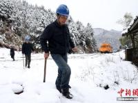 冰雪袭闽北致上万户停电 工人10小时恢复