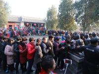 河南周口庙会香客排长队“拍”秦桧消灾