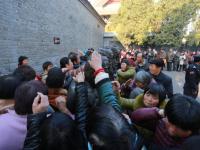 河南周口庙会香客排长队“拍”秦桧消灾