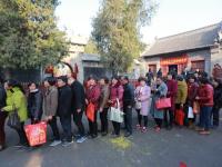 河南周口庙会香客排长队“拍”秦桧消灾