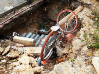 深圳共享单车遭石头“活埋”
