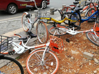 深圳共享单车遭石头“活埋”