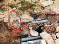 深圳共享单车遭石头“活埋”