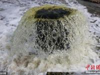 青岛海滩遇天文潮 水井暴涌成