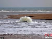 青岛海滩遇天文潮 水井暴涌成