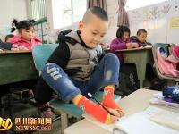 8岁无臂男孩考出双优生 用脚