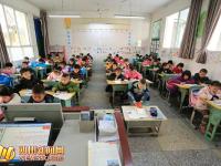 8岁无臂男孩考出双优生 用脚