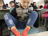 8岁无臂男孩考出双优生 用脚