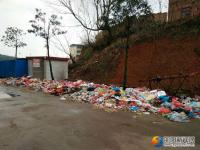 【曝光台】楼旁垃圾成堆 居民不堪其苦