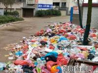 【曝光台】楼旁垃圾成堆 居民不堪其苦