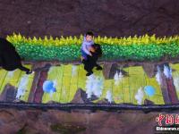  3D画栈道亮相湖南平江 游人悬崖漫步云端
