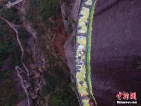  3D画栈道亮相湖南平江 游人悬崖漫步云端