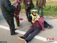 七旬老太被撞倒地不起 民警坐地抱着安慰