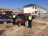 七旬老太被撞倒地不起 民警坐地抱着安慰