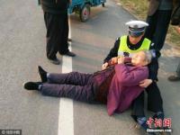 七旬老太被撞倒地不起 民警坐地抱着安慰