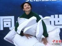 重庆市民露天大睡迎世界睡眠日