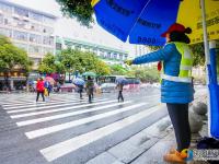 雨中风景线：坚守岗位的劳动者