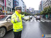 雨中风景线：坚守岗位的劳动者