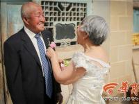 八旬老夫妻穿婚纱：人生头一遭