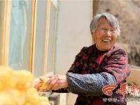 八旬老夫妻穿婚纱：人生头一遭