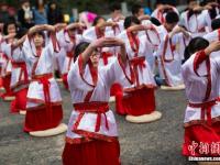 南京孩童着汉服行古礼拜师传孝道